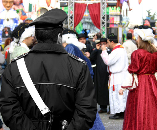 FORZE DELL' ORDINE FRA I COLORI DEL CARNEVALE