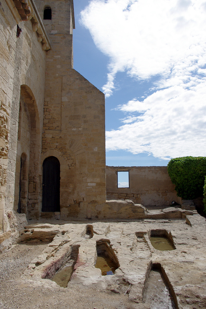 Fos sur mer 5  eglise St Sauveur et tombes