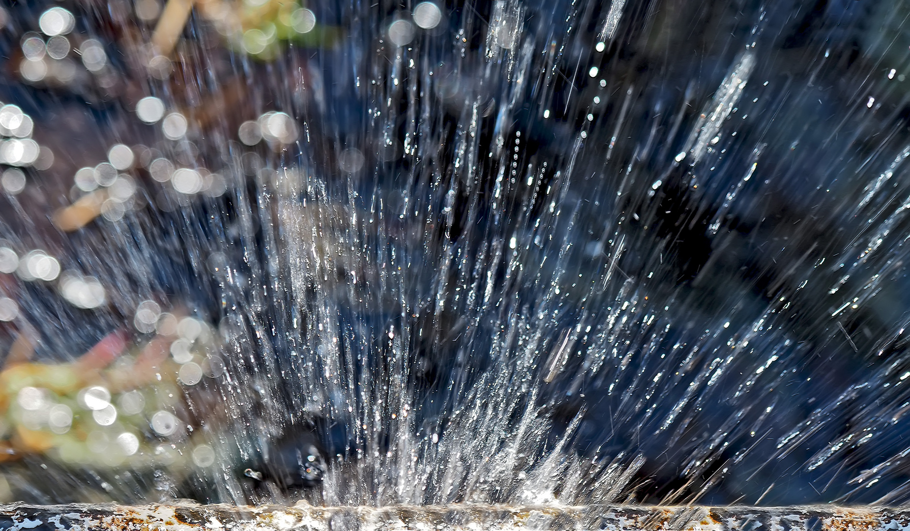 Foto 1: Das Wasser spritzt der Sonne entgegen! - L'eau jaillit de la fontaine..!