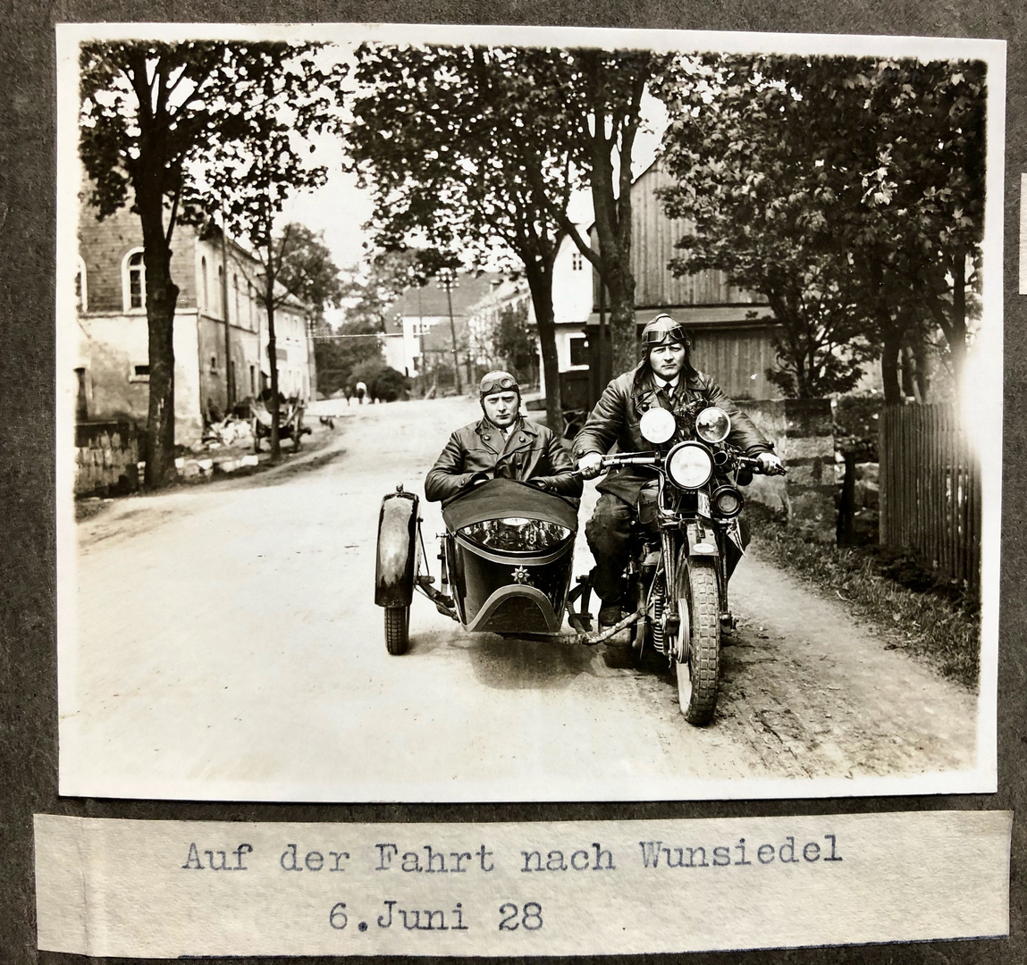 Foto: Altes Motorrad mit Beiwagen