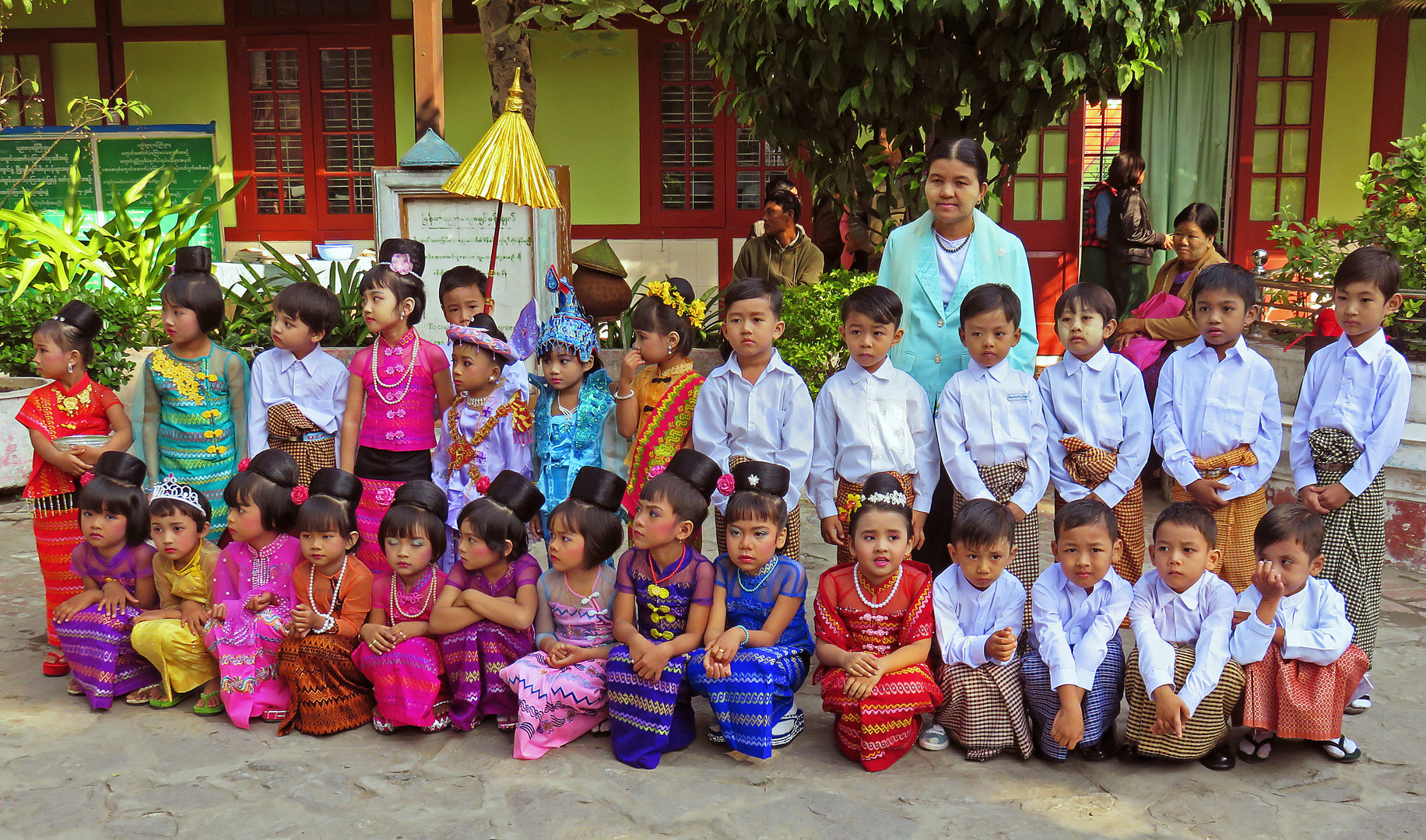 Foto di classe in una scuola di Mandalay