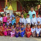 Foto di classe in una scuola di Mandalay