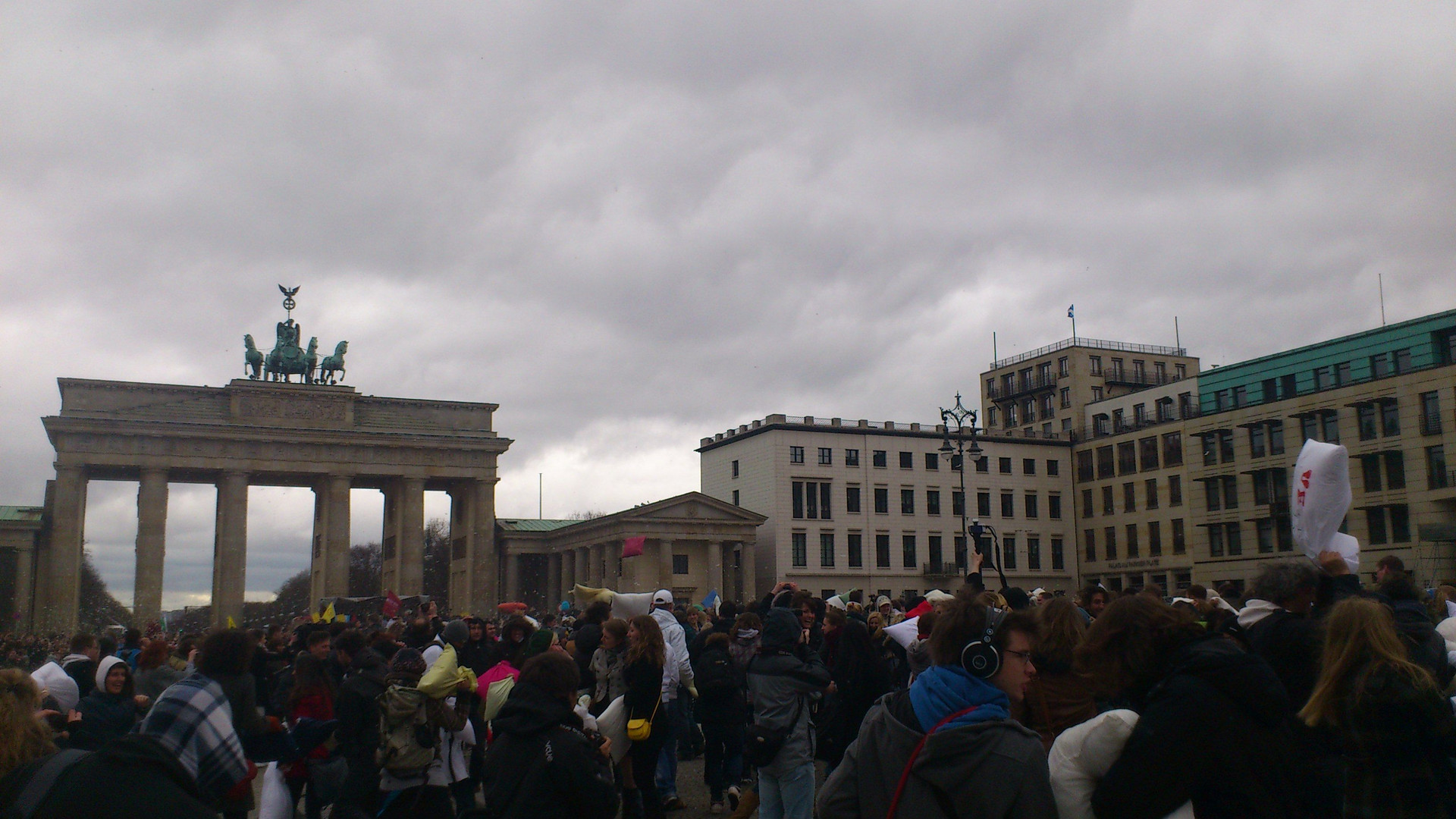 Foto: Künstler Mané Wunderlich - Brandenburger Tor - Kissenschlacht - Berlin Flashmob