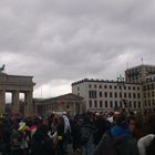 Foto: Künstler Mané Wunderlich - Brandenburger Tor - Kissenschlacht - Berlin Flashmob