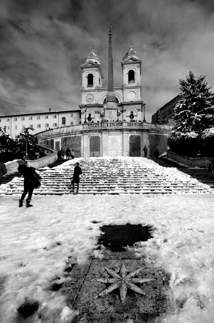 Foto ricordo della scalinata innevata