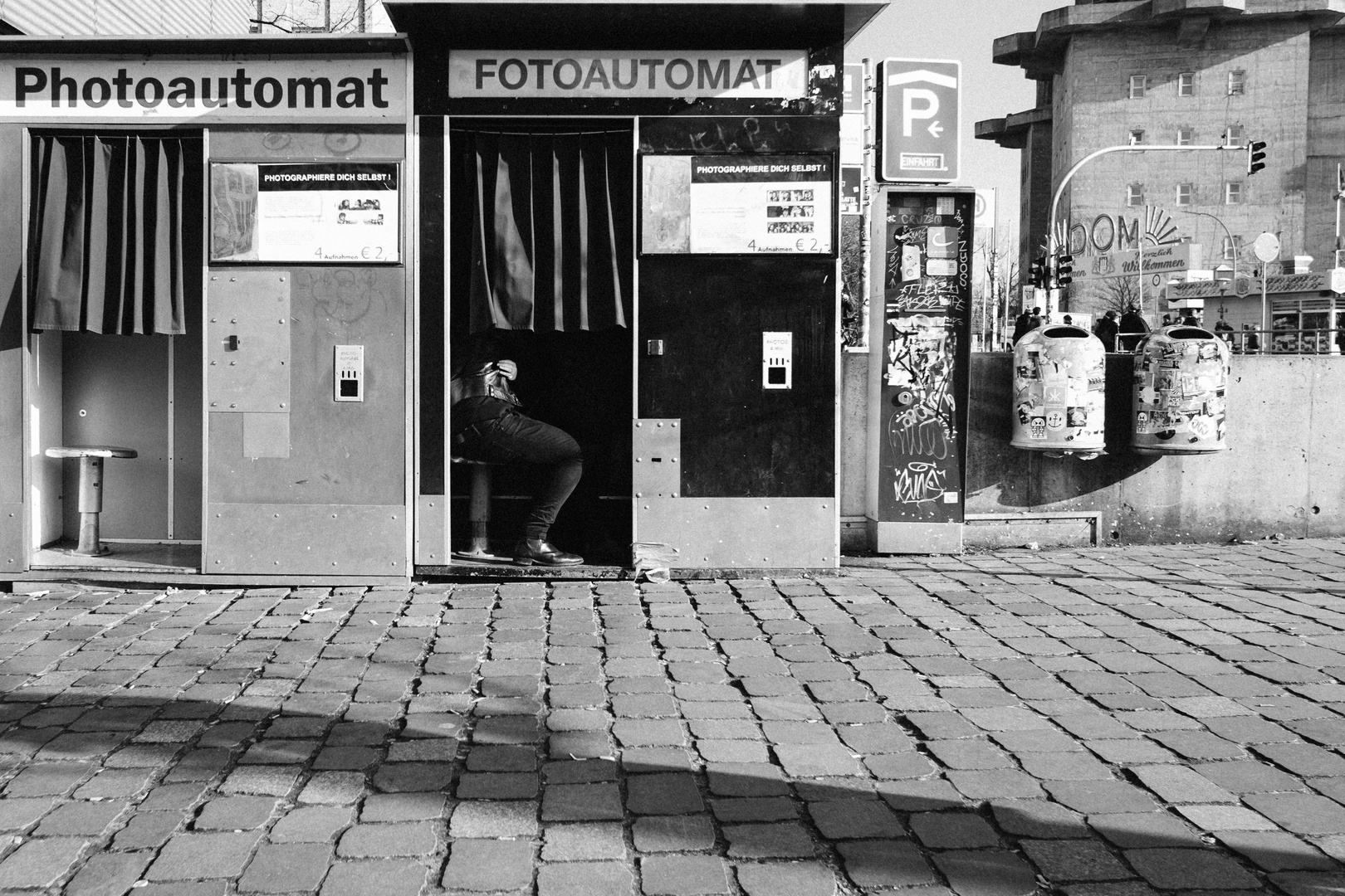 Fotoautomat Foto Bild Streetfotografie Mit Menschen Street Shadow Bilder Auf Fotocommunity