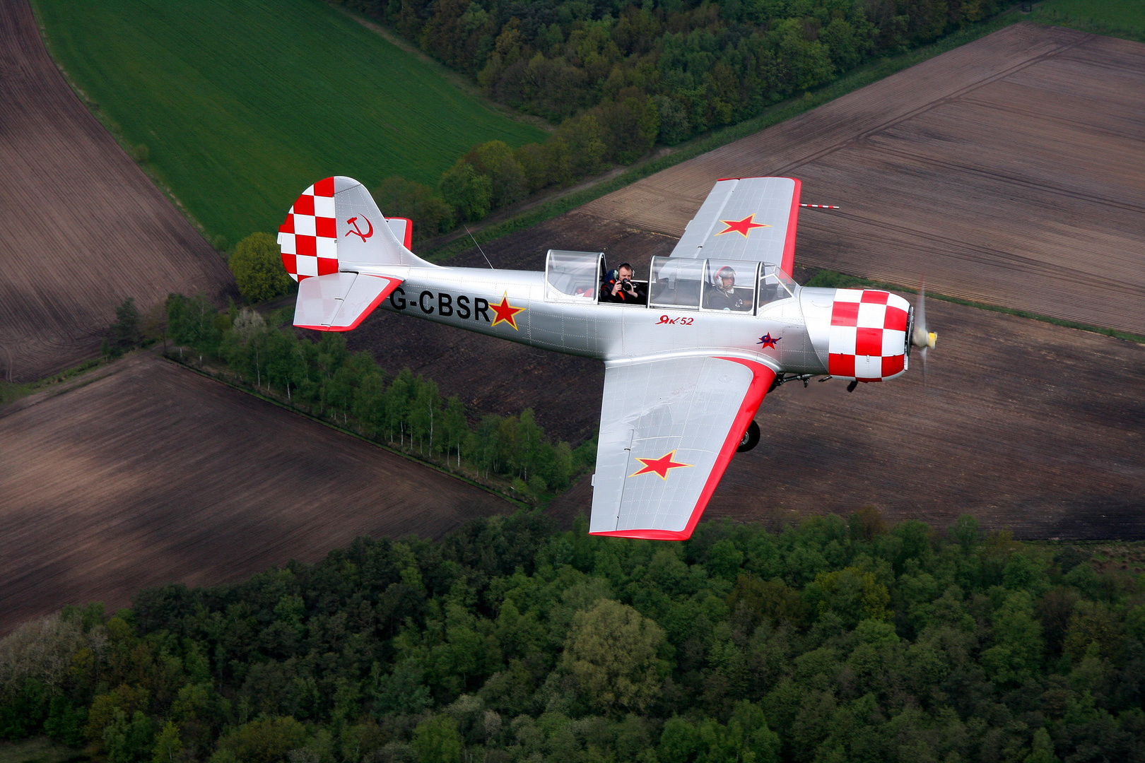 Fotoflugzeug Yak52 bei der Arbeit