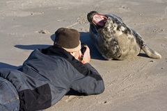 Fotograf bei der Weitwinkelaufnahme einer wilden Kegelrobe