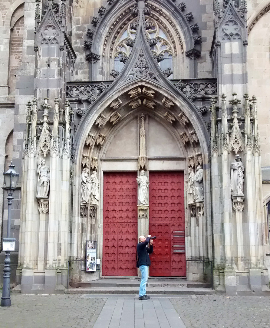 Fotograf bei Motivsuche am Xantener Dom