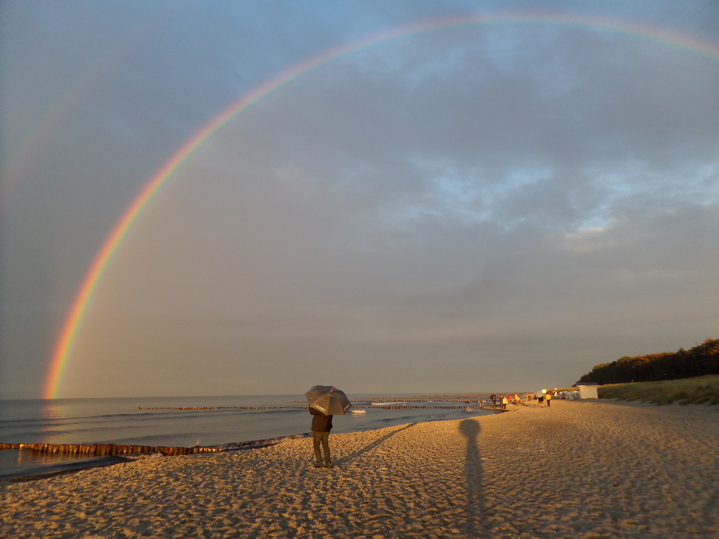 Fotograf beim Regenbogen fotografieren an der Ostsee