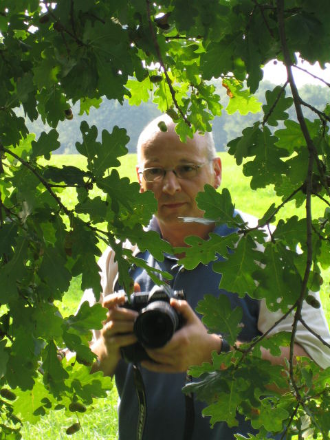 Fotograf im Unterholz entdeckt :-)) ....oder .... wo mag bloß *das* Blatt geblieben sein ;-))