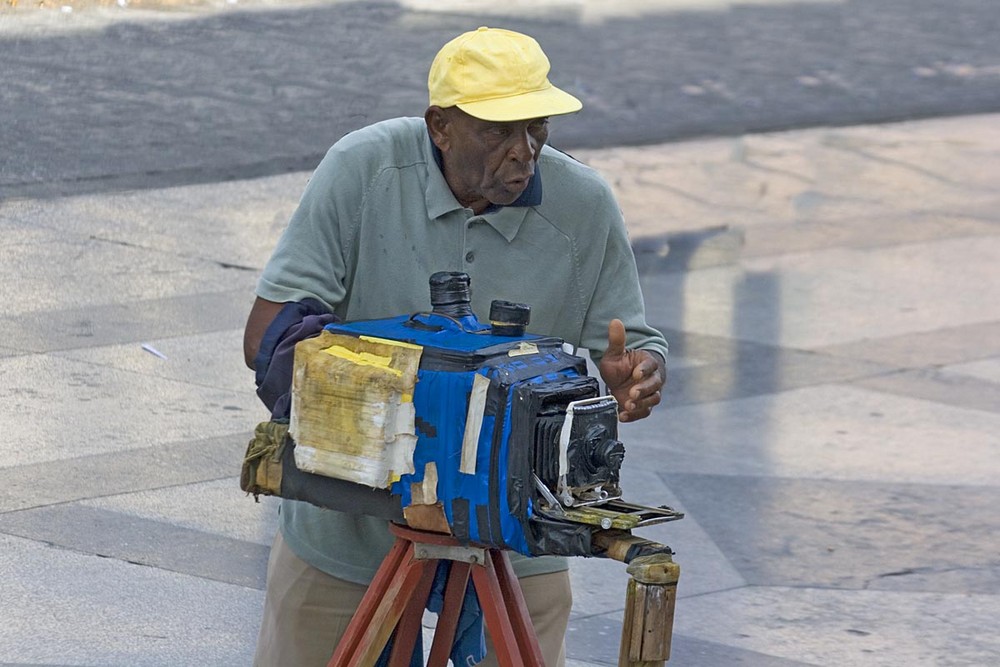 Fotograf in Aktion vor dem Capitol in Havanna / Kuba