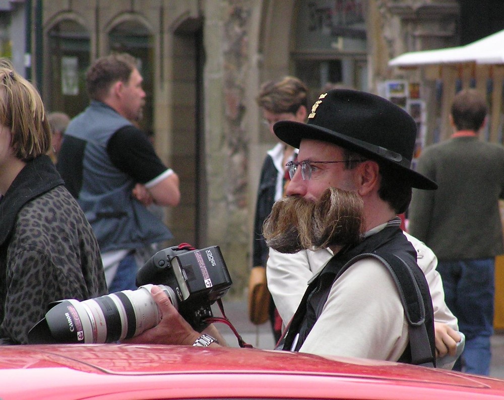 Fotograf mit Bart-Schnappschuss