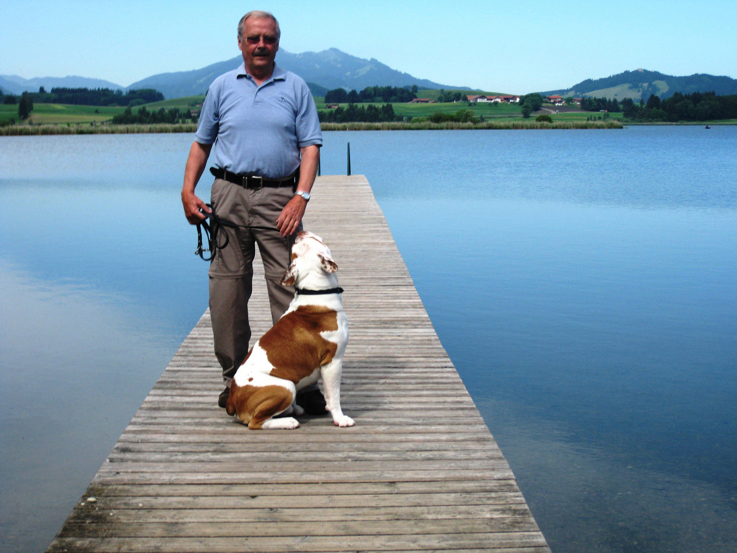 Fotograf mit treuem Begleiter