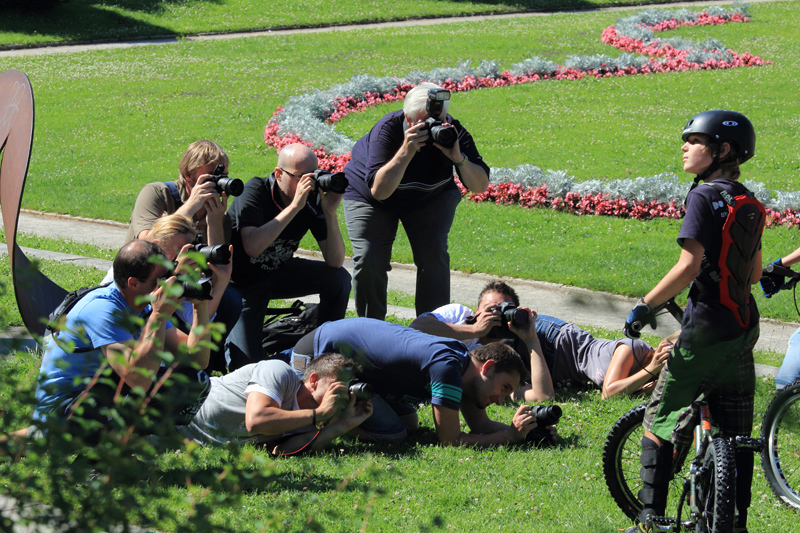 Fotografen und ihre seltsame Körperhaltung