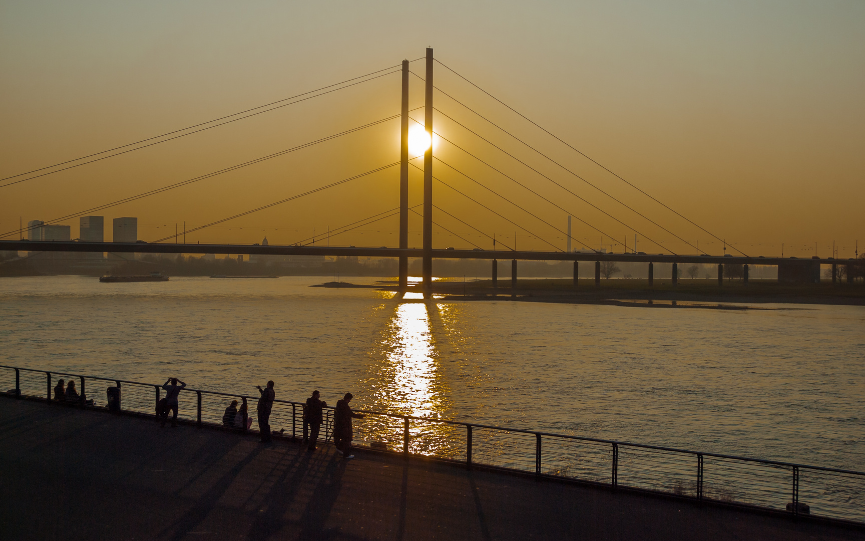 Fotografen vor Brücke