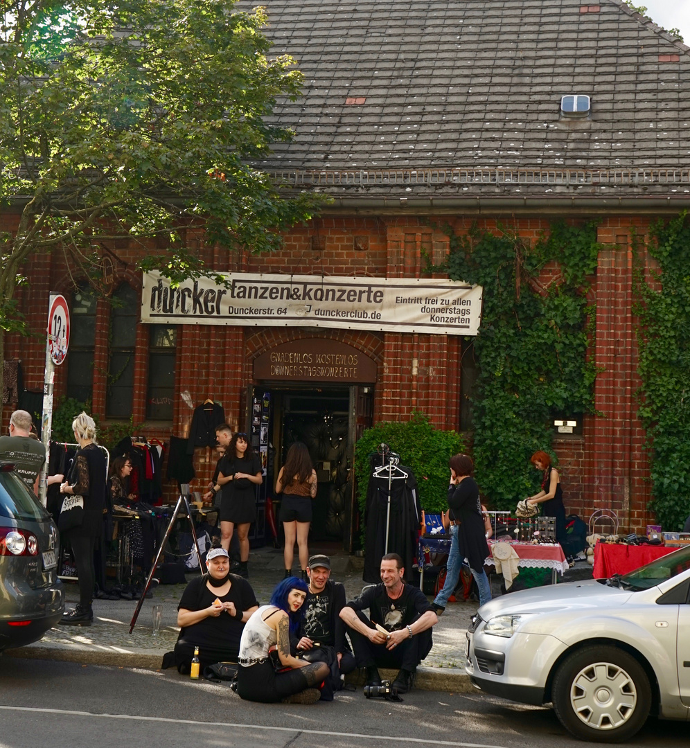 Fotografen vor dem Gotik Club Berlin Prenzlauer Berg