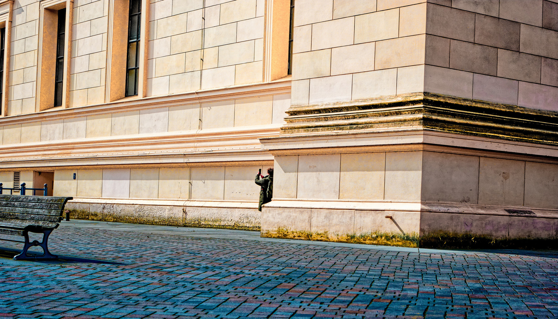 fotografierende Frau in großer Architektur