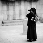 Fotografierende Nonne vor der Sagrada Familia