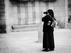 Fotografierende Nonne vor der Sagrada Familia