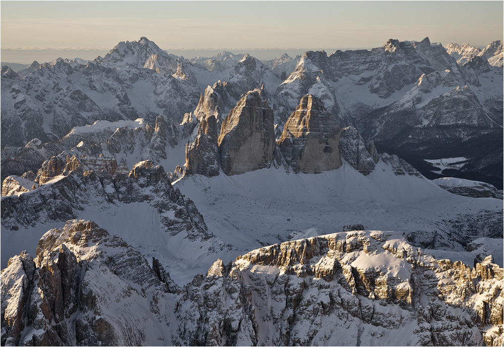 Fotografiert von Baron Robert, hoch über den Dolomiten lautlos schwebender ...