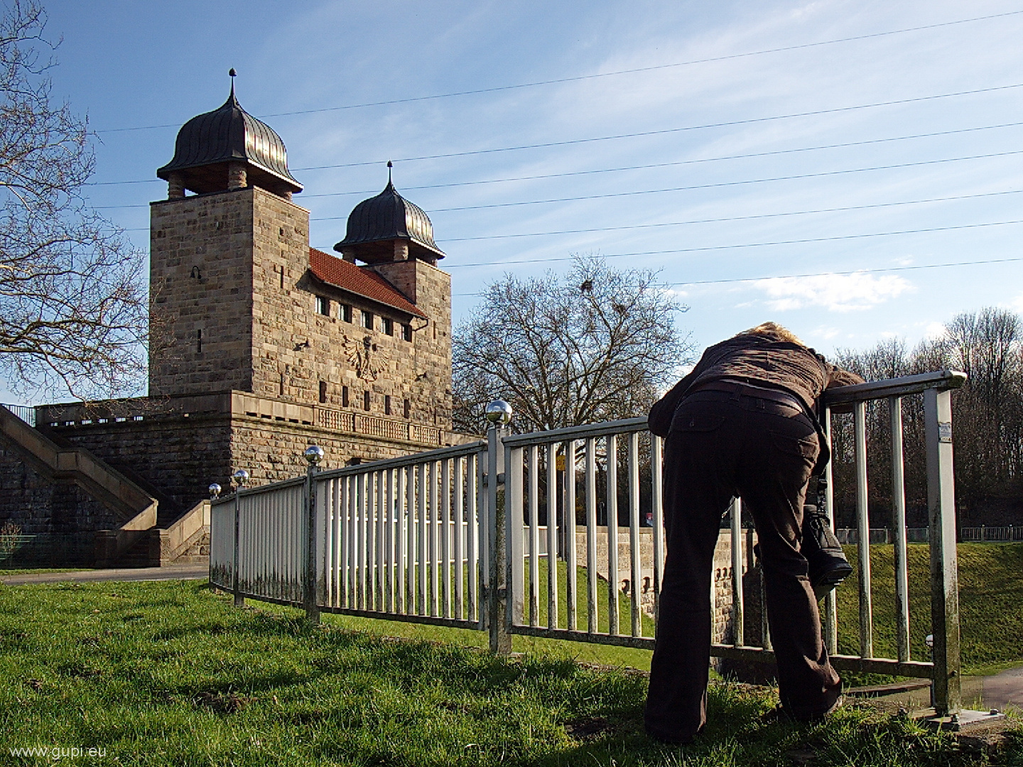 Fotografin in Henrichenburg erschöpft über'm Zaun hängend