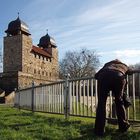 Fotografin in Henrichenburg erschöpft über'm Zaun hängend