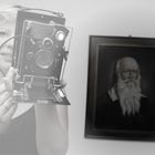 Fotografin vor 80 Jahren Junge Frau mit altem Fotopparat