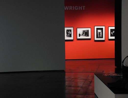 Fotographien im Durchgang vor Rot..