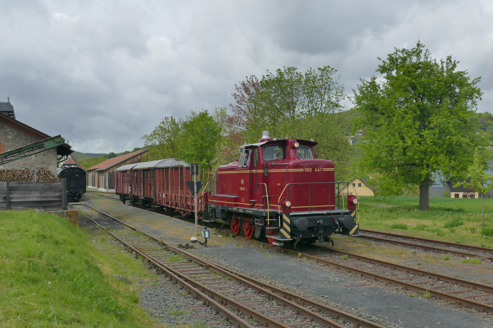 Fotogüterzug mit V60 447 in Fladungen.