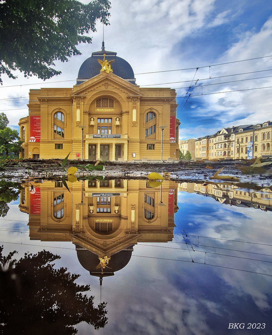 Fotomotiv im Regensommer 2023 - Theater Gera im Pfützenspiegel