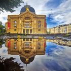 Fotomotiv im Regensommer 2023 - Theater Gera im Pfützenspiegel