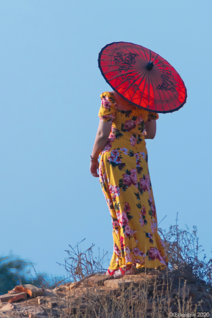 Fotoshooting bei den historischen Tempelanlagen von Bagan (© Buelipix)