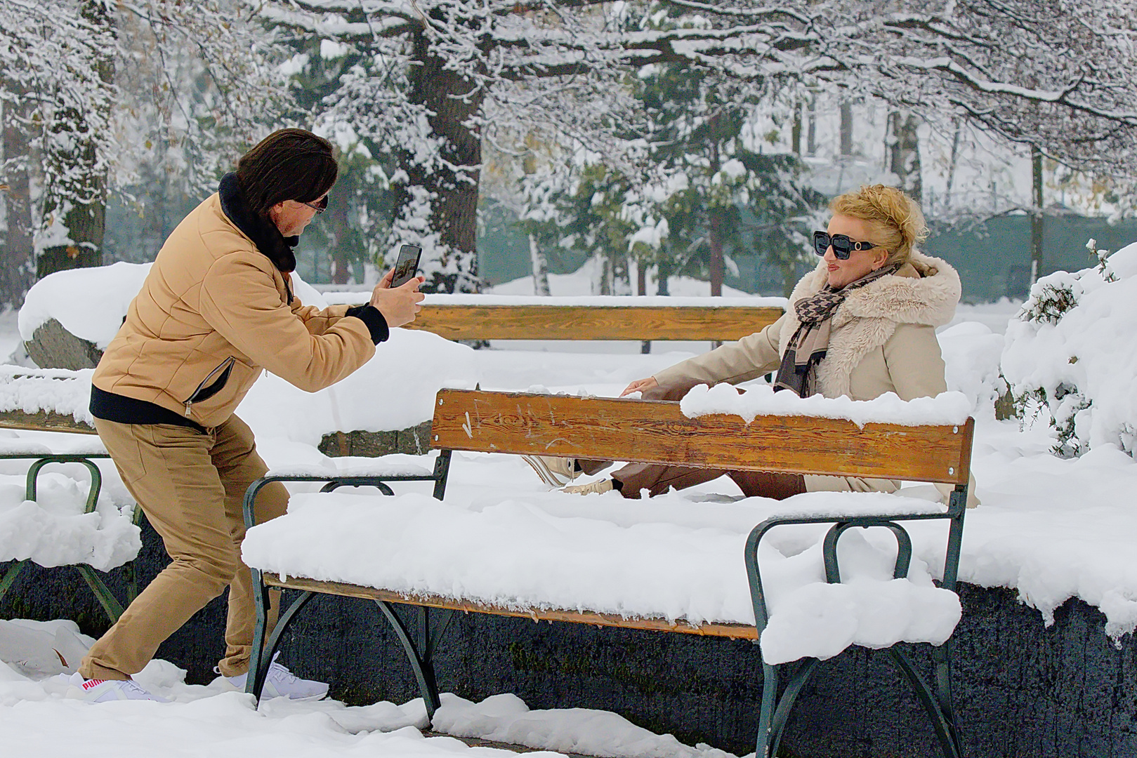 Fotoshooting im verschneiten Park