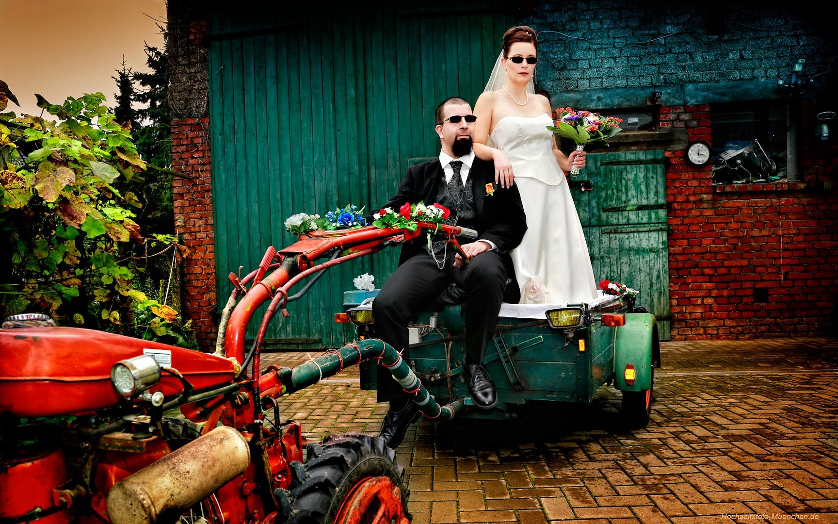 Fotoshooting in München mit einem Hochzeitstraktor