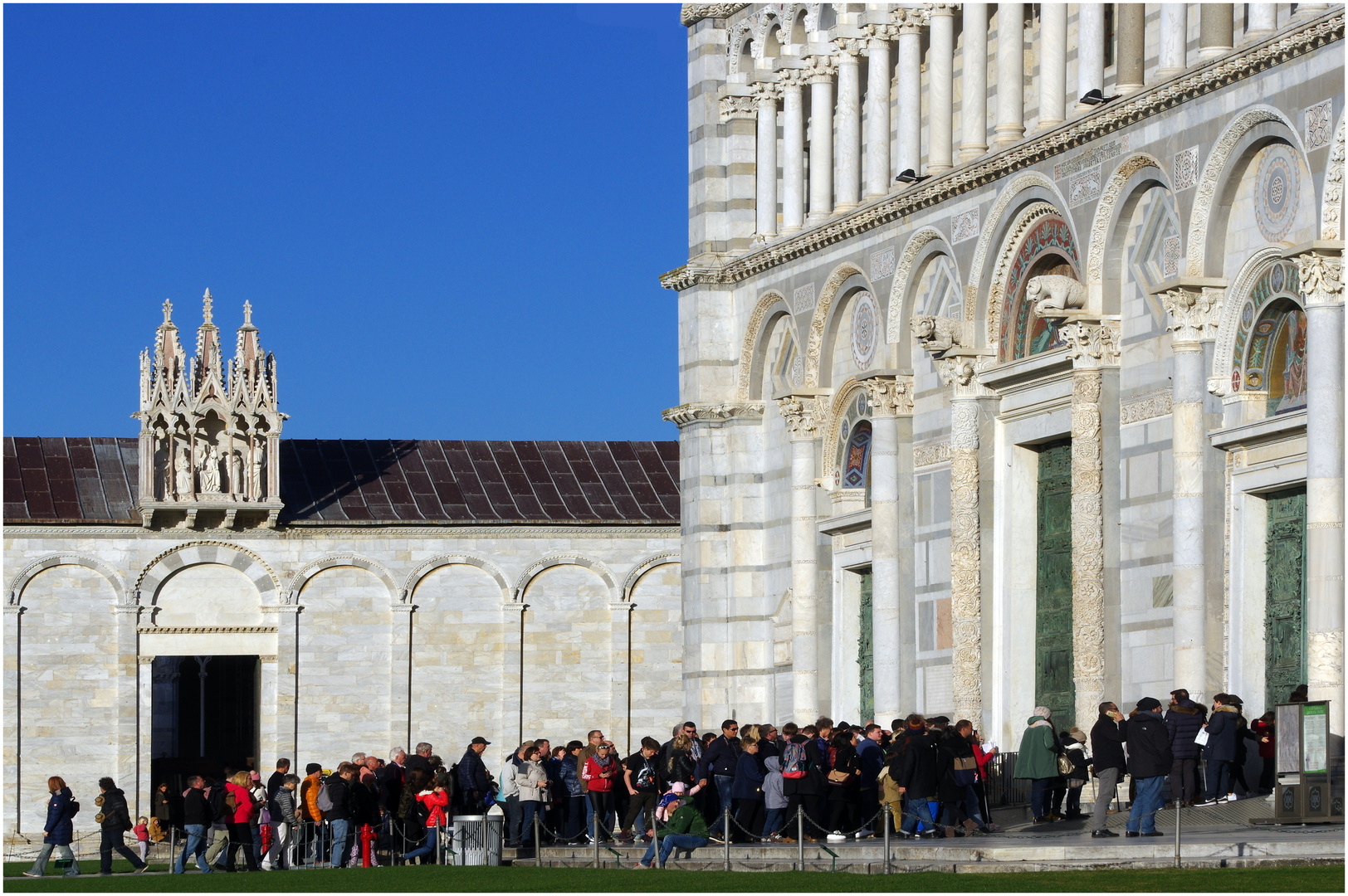 foule incessante  de touristes à pise....