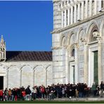 foule incessante  de touristes à pise....