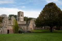 Fountains Abbey - Blick vom Eingang auf die Ruinen