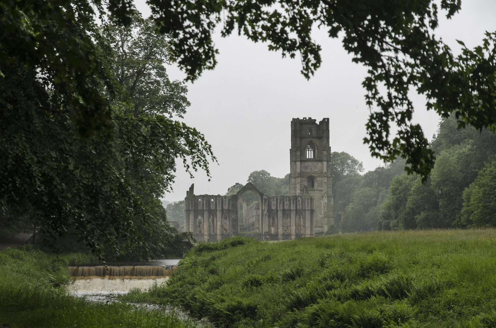 Fountains Abbey im Regen - eine Szene wie bei Tarkovskij