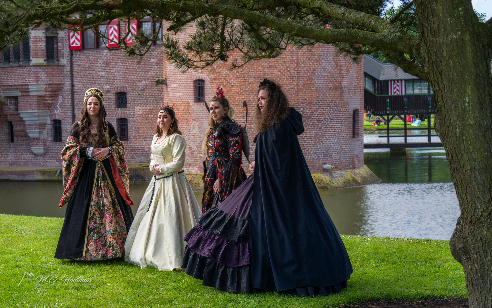 Four ladies in front of the castle