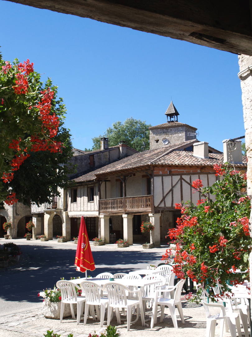 Fources – Place ronde et tour de l’horloge (XIIIème)