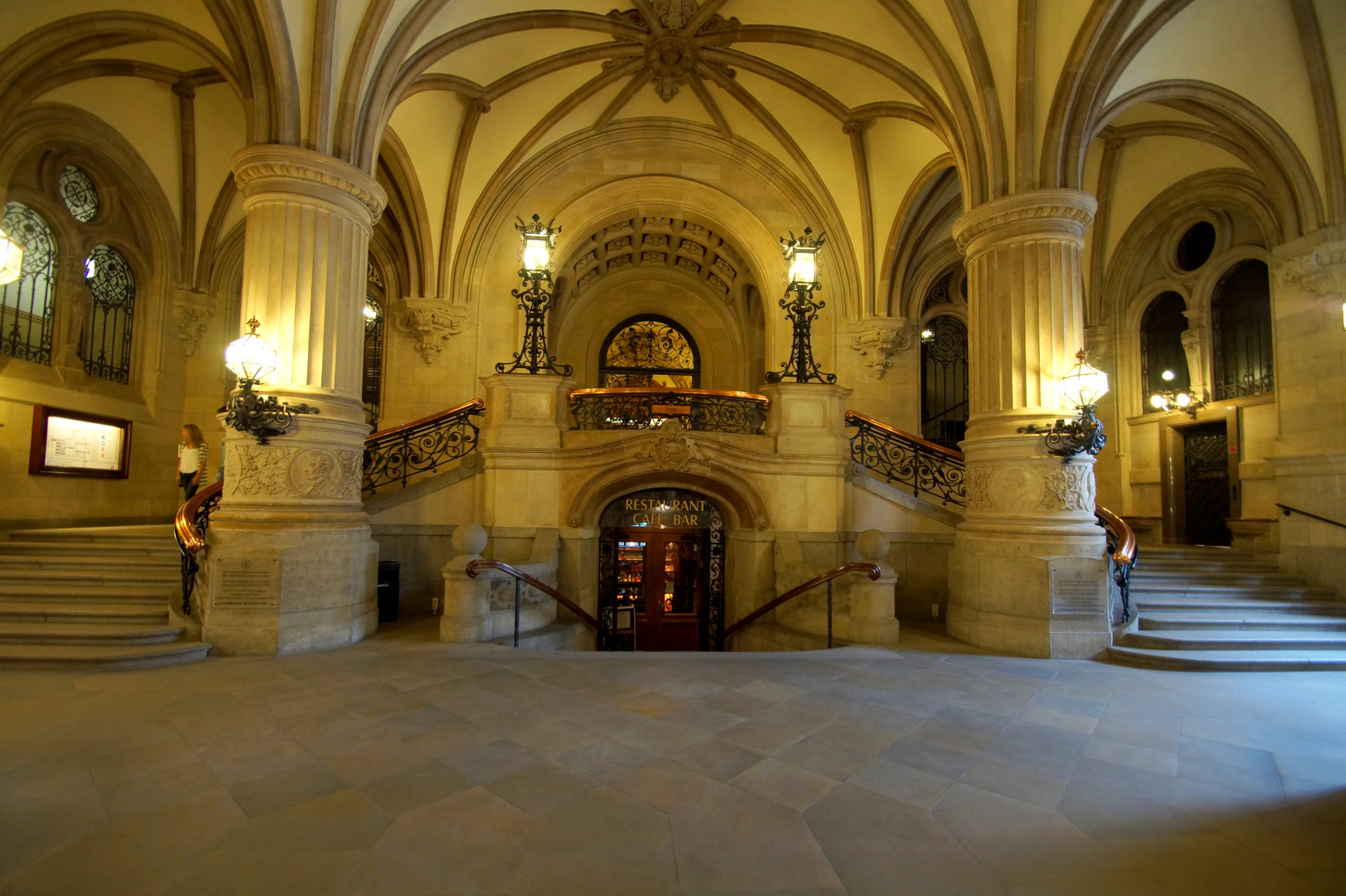 Foyer mit Blick auf den Eingang zum Ratskeller