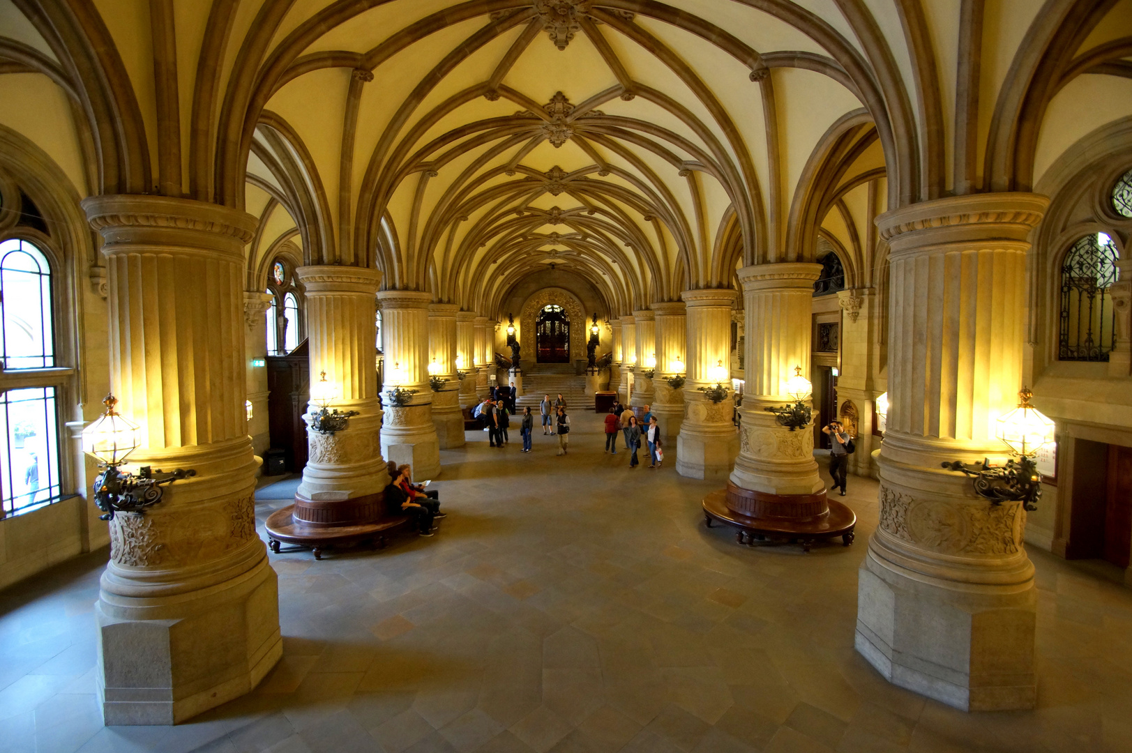 Foyer mit Blick auf die Freitreppe