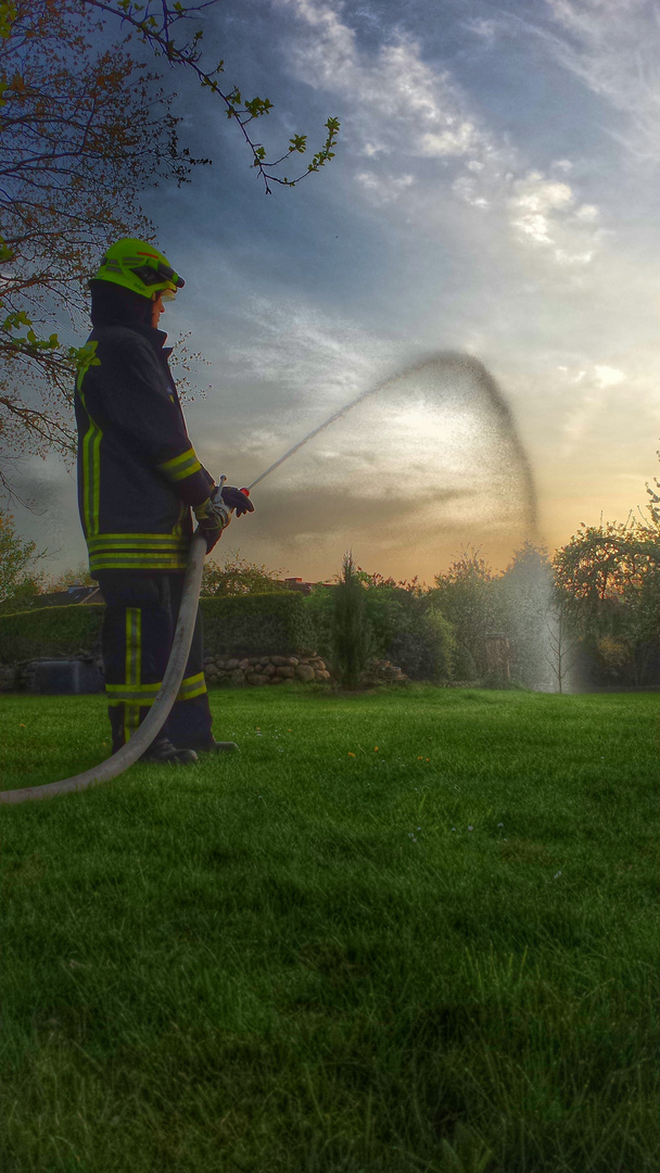 FP71_Feuerwehrmann bei der Gartenarbeit