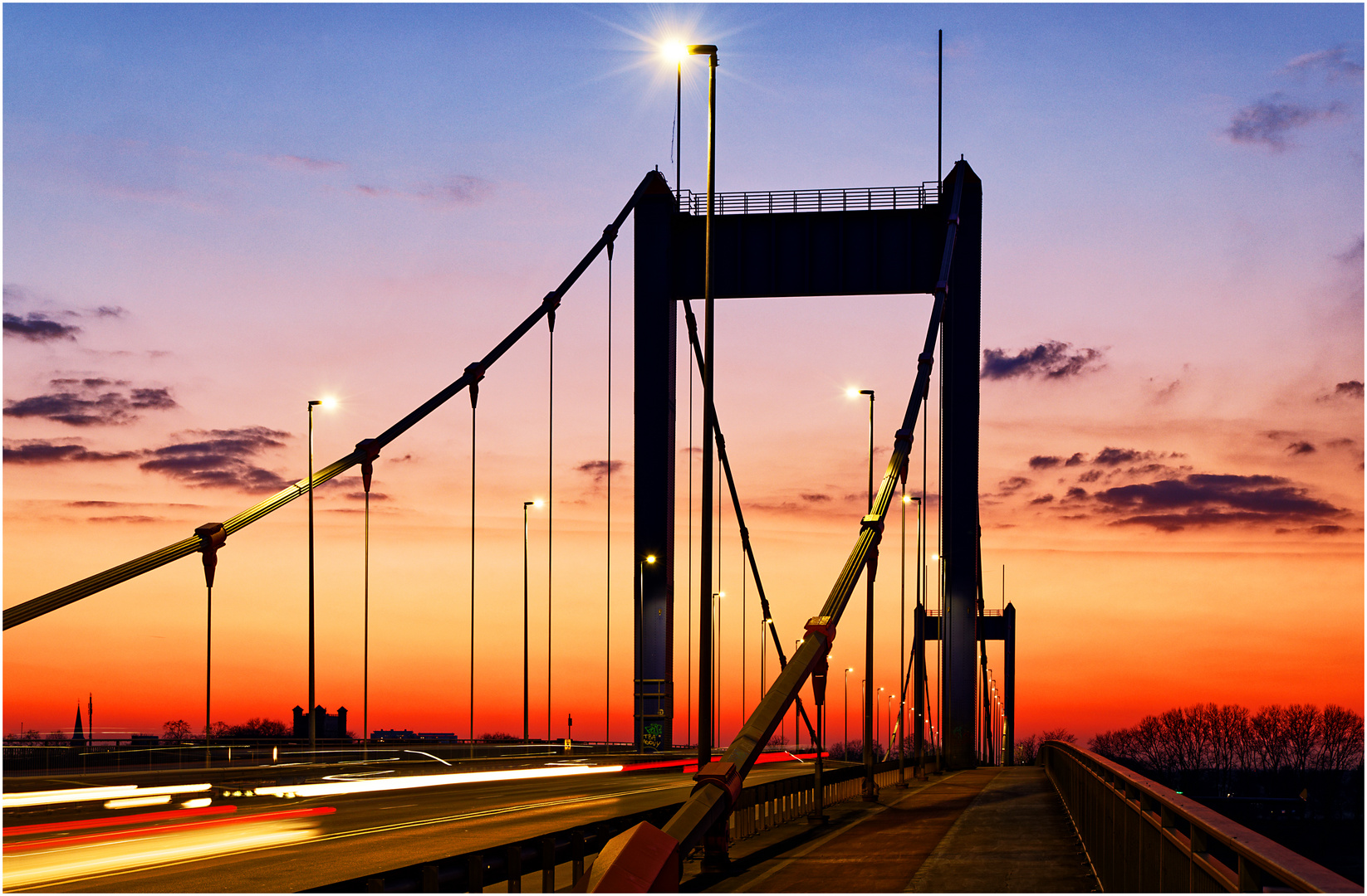 Fr.-Ebert-Brücke mit Durchblick