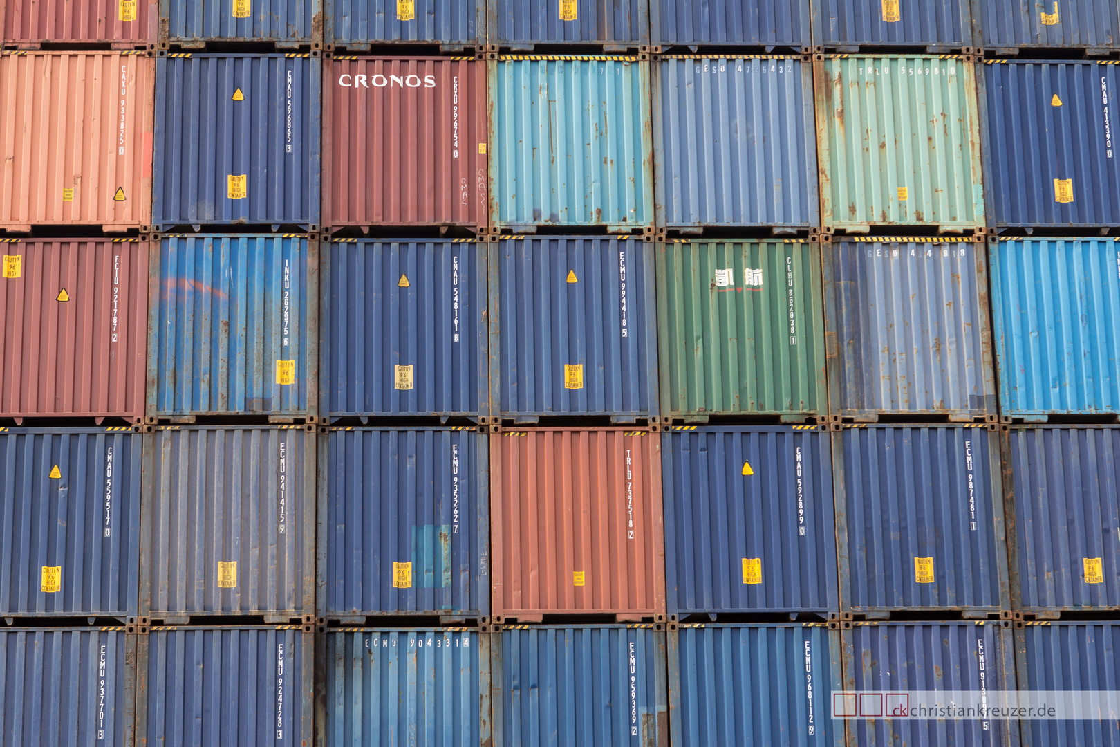 Fracht Container im Hambuerger Hafen