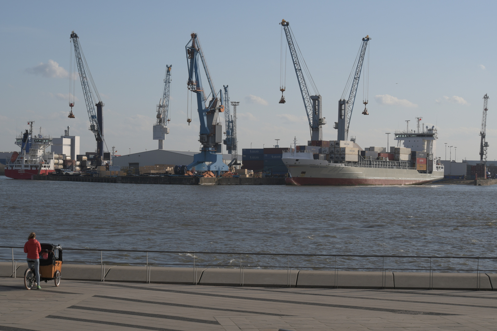 Frachter am Containerhafen