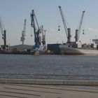 Frachter am Containerhafen