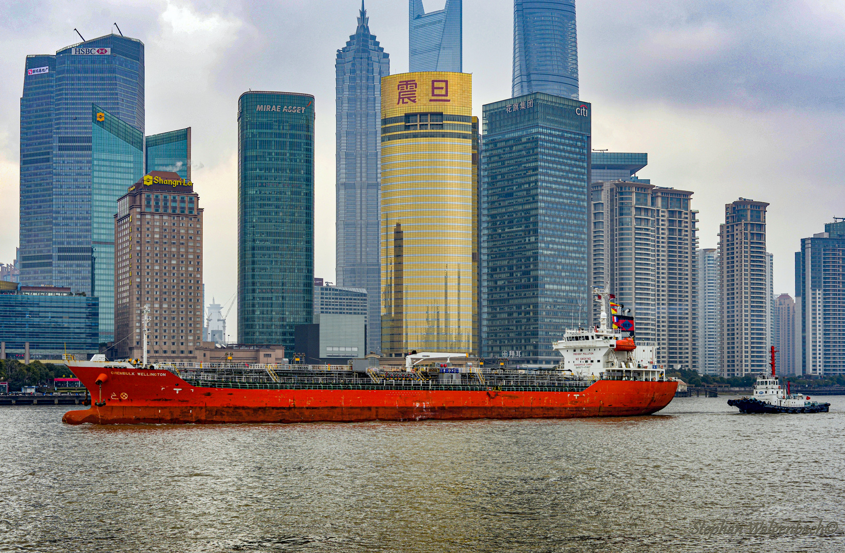 Frachter auf dem Huangpu River bei Shanghai