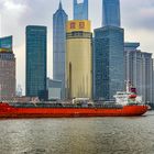 Frachter auf dem Huangpu River bei Shanghai